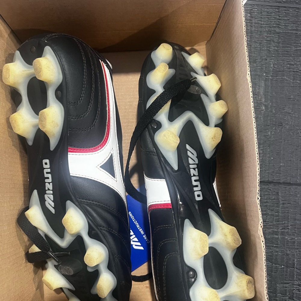 Mizuno men’s soccer cleats. Comes with original box. Used once